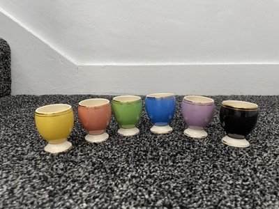 6 RUMÄNISCHE FARBIGE KERAMIK EIERBECHER - VERSCHIEDENE FARBEN MIT GOLDRAND - 6 CM HOCH