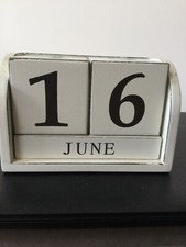 kalendarz kremowo-czarna skrzynka