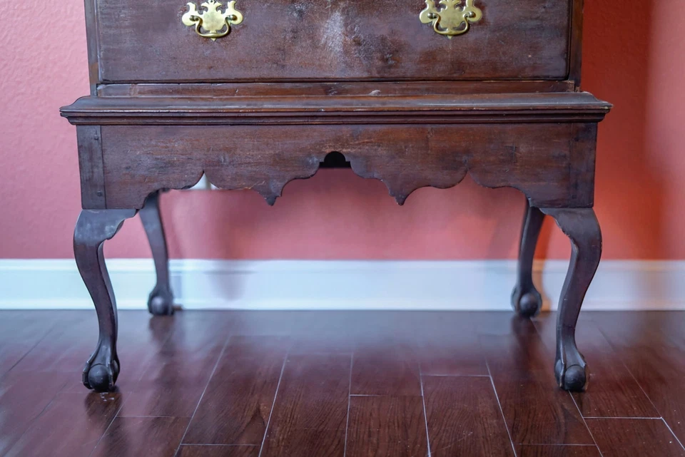 Cofre de nogal del siglo XVIII sobre soporte Foto 2 de 4