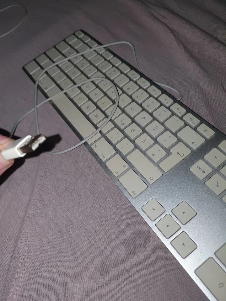 Apple Tastatur Keyboard A1243 USB kabelgebunden QWERTZ Deutsch Nummernblock TOP - Bild 2 von 2