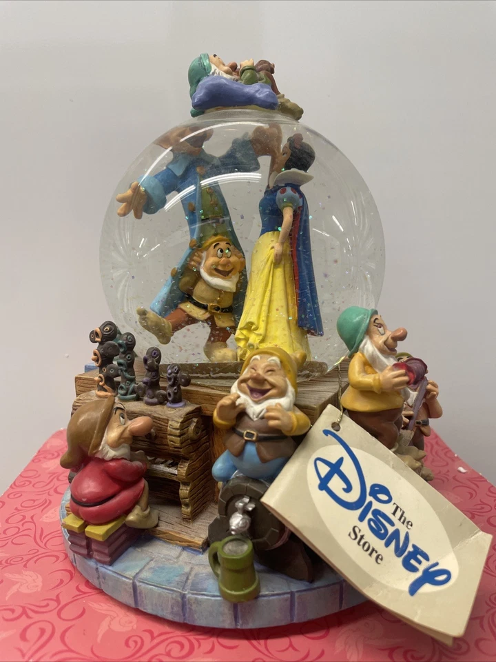 GLOBO DE NIEVE MUSICAL DISNEY SNOW WHITE & THE SEVEN DWARFS "I WHISTLE A HAPPY TUNE" Foto 2 de 4