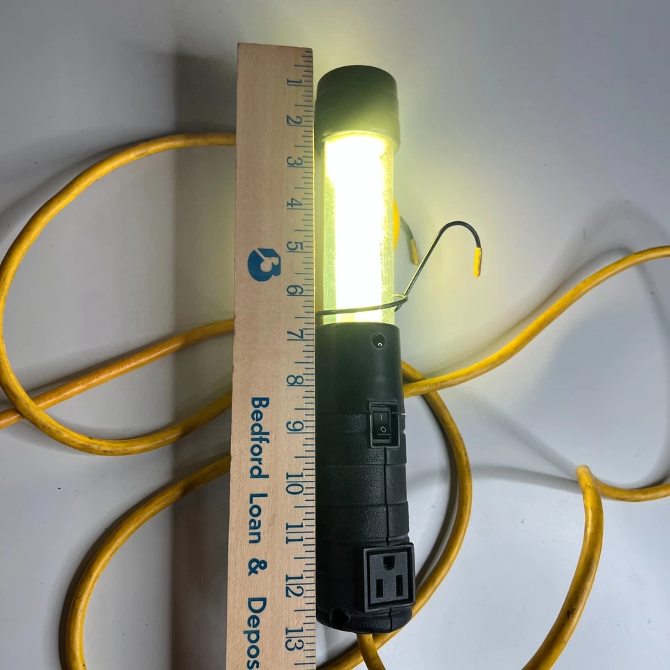 Lámpara fluorescente de mano Bayco con cable de extensión y toma de corriente Foto 3 de 4