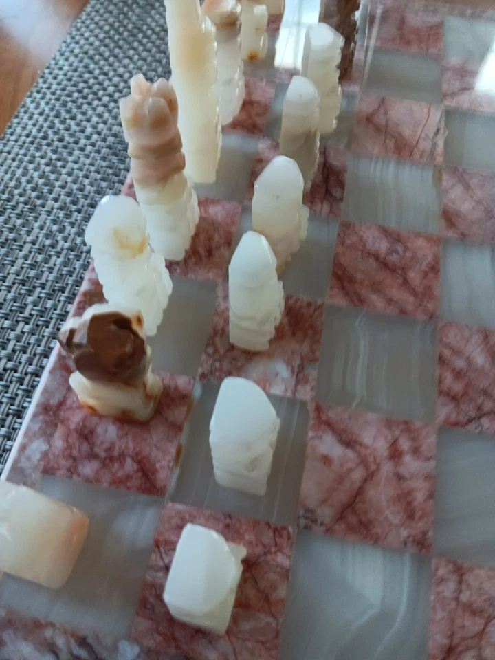 Juego de ajedrez vintage de ónix azteca mexicano tallado a mano, rosa único Foto 3 de 4