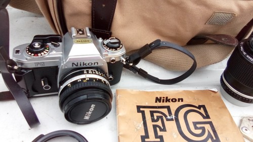 Fotocamera reflex pellicola 35mm Nikon FG vintage con serie 28mm 1.8 non testata