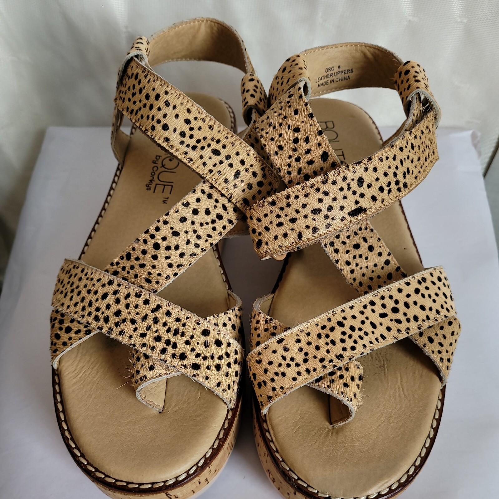 Boutique by Corky's Mujer 8 Punta de Oro Lazo Sandalia Estampado Animal Cuero