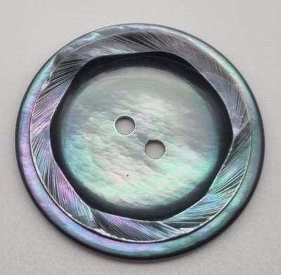 Grauer Perlmutt 2-Loch-Knopf 20-30 mm Ziseliert / Mother-of-Pearl Bouton E63