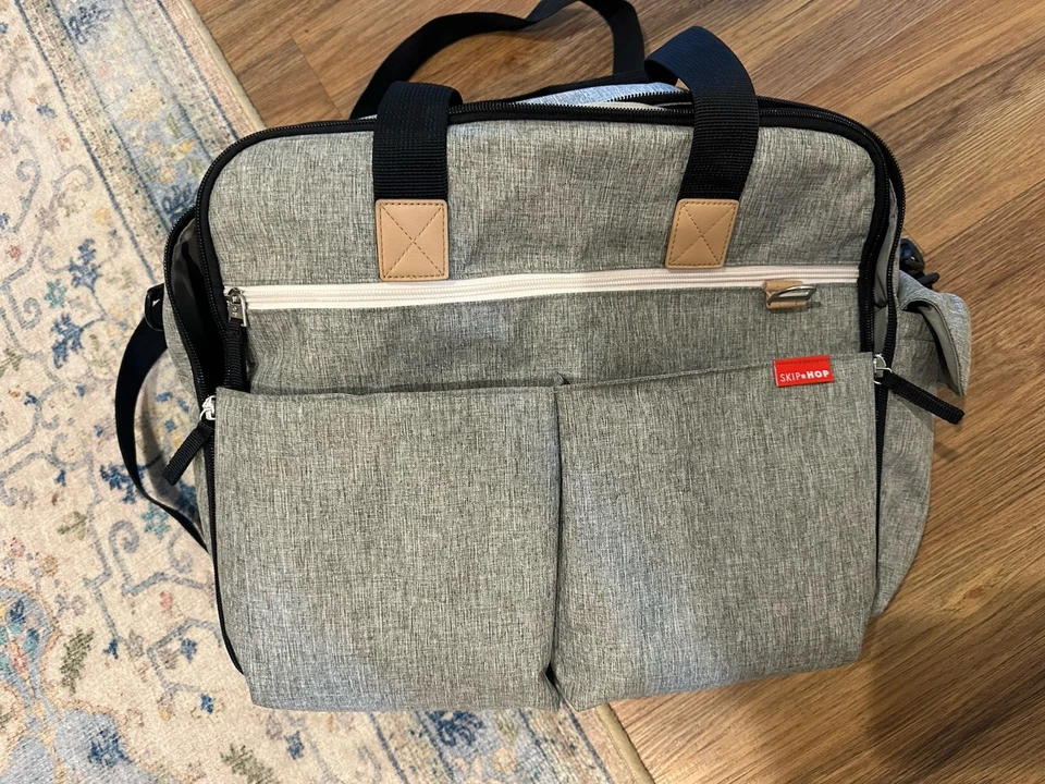 Bolsa de pañales Skip Hop Duo para viajar con correa de equipaje bolsa de fin de semana gris Foto 2 de 4