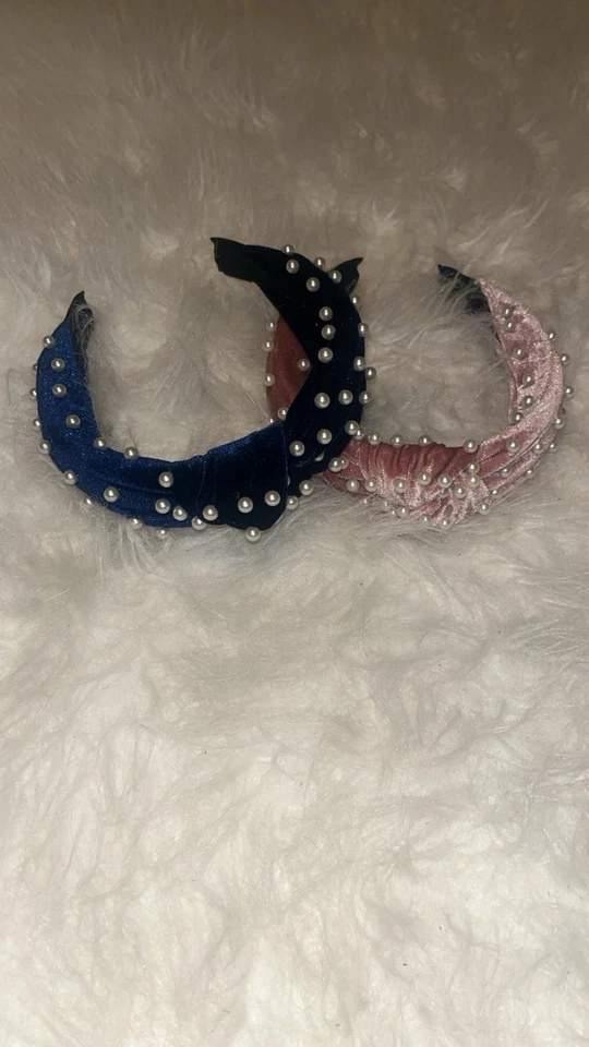 Diademas de terciopelo adornadas con perlas en rosa y azul marino Foto 3 de 4