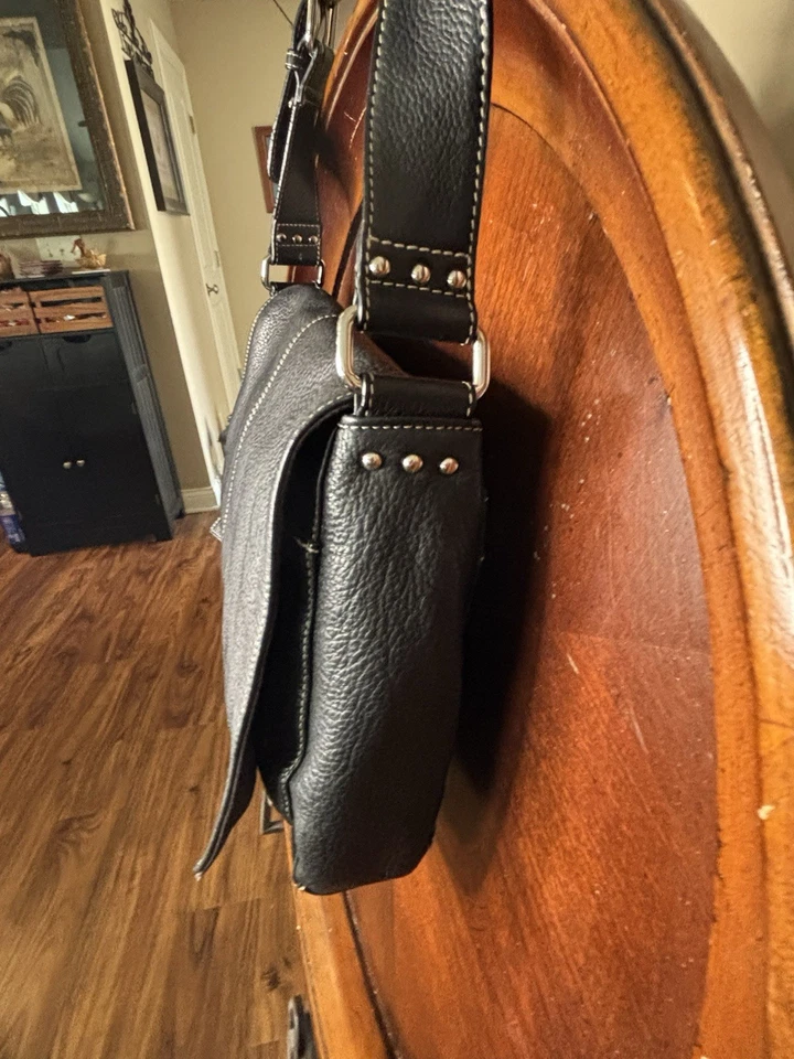 Bolsa carteiro Tignanello couro pebbled preto, fecho com aba magnética - Imagem 3 de 4