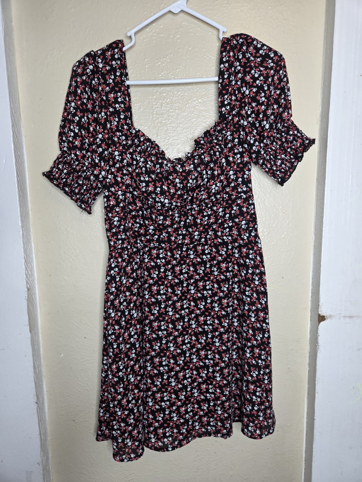 Mini Abito Fila A Floreale Shirred Taglia Media Nero Fiori Rosso Aline Corto