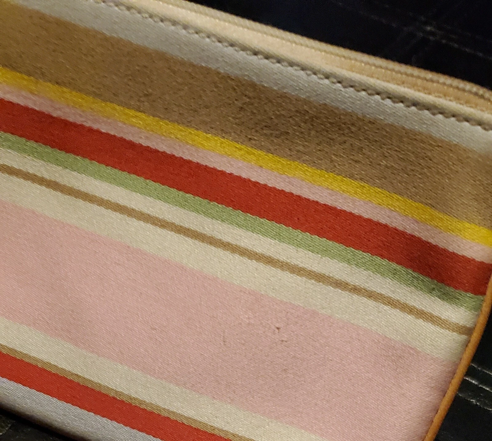 Custodia da polso cosmetica Coach vintage multicolore a righe con portachiavi allenatore