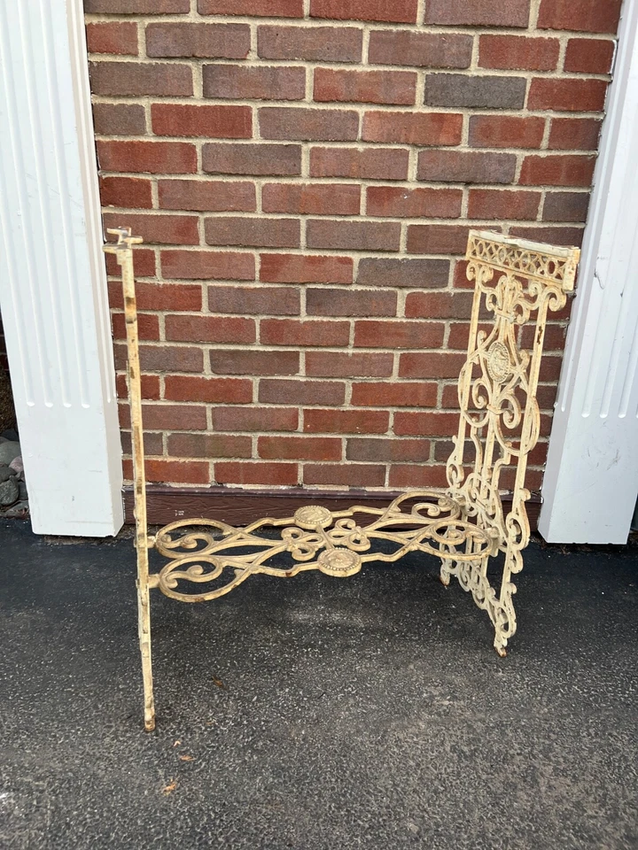 Antigua mesa industrial steampunk con base de pedal para máquina de coser de hierro fundido blanco Foto 3 de 4