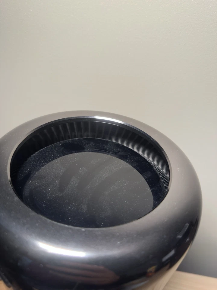 2013 Mac Pro | 2.7 GHz 12 Cores | Dual AMD D700 | 128GB RAM | 2TB NVMe SSD - Image 2 of 4