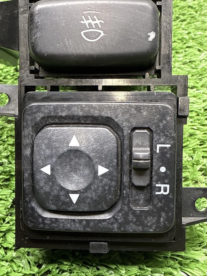 Кнопка управления переключателем бокового зеркала питания Mitsubishi Outlander 2007-2013 годов выпуска от оригинального производителя - Изображение 2 из 4