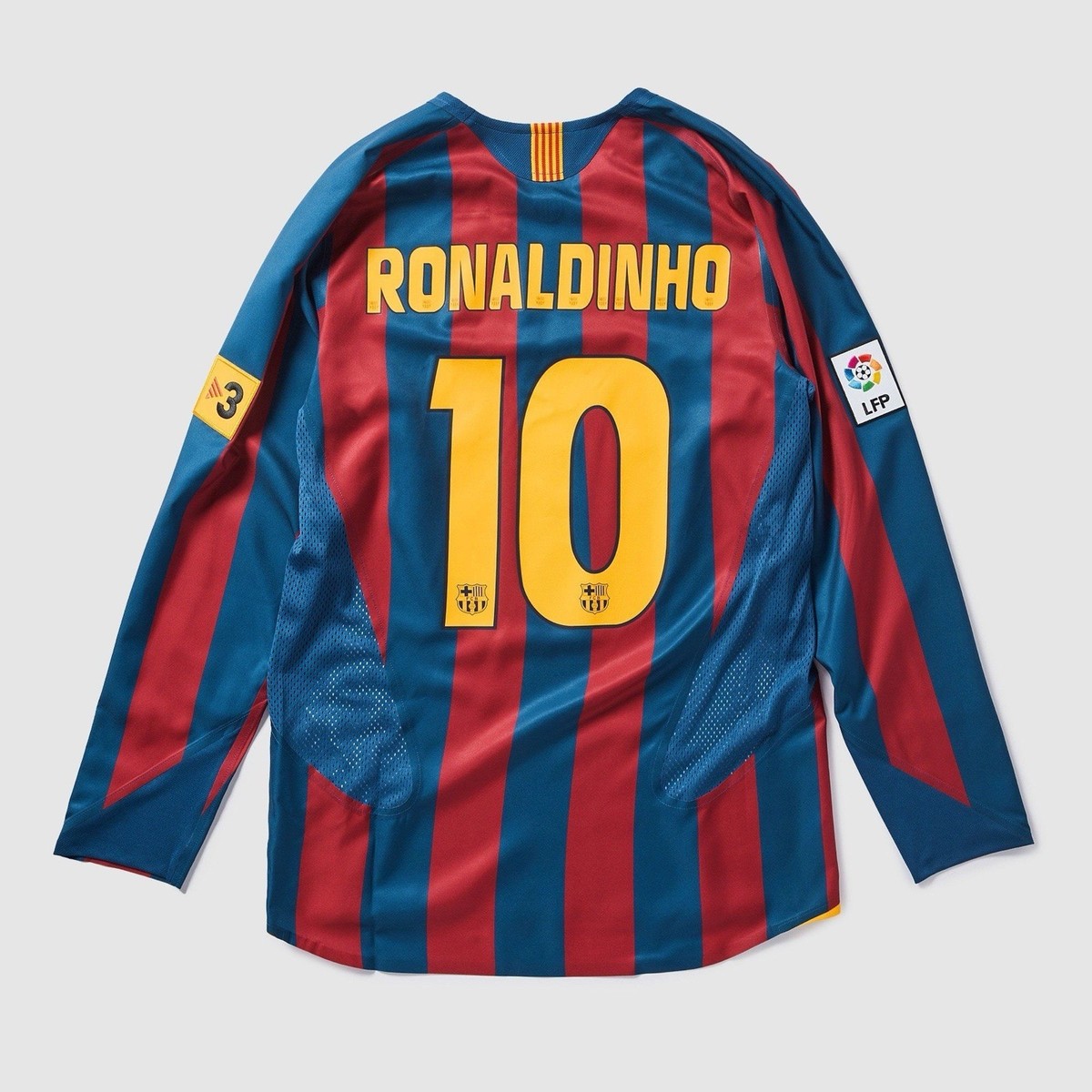 Size Medium- Nike FC Barcelona Re-Issue 2005/06 Ronaldinho Home