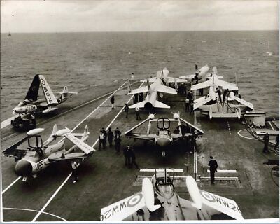 SEA VENOM HAWK CRUSADER F-8 SKY HAWK A-4 HMS ARK ROYAL USS SARATOGA PRESSEFOTO