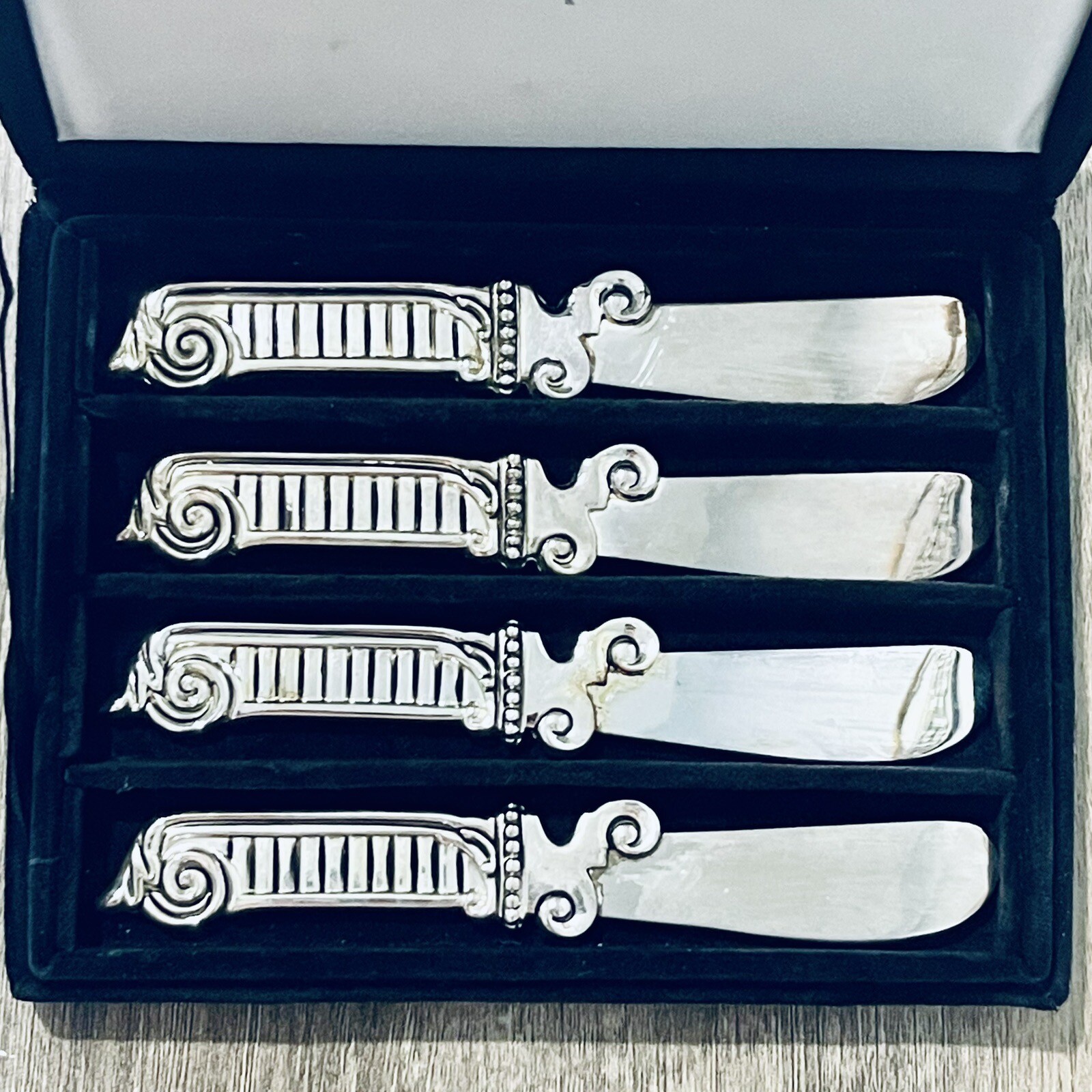 The Bombay Company Silver Plated Spread Butter Knives Set Of Four