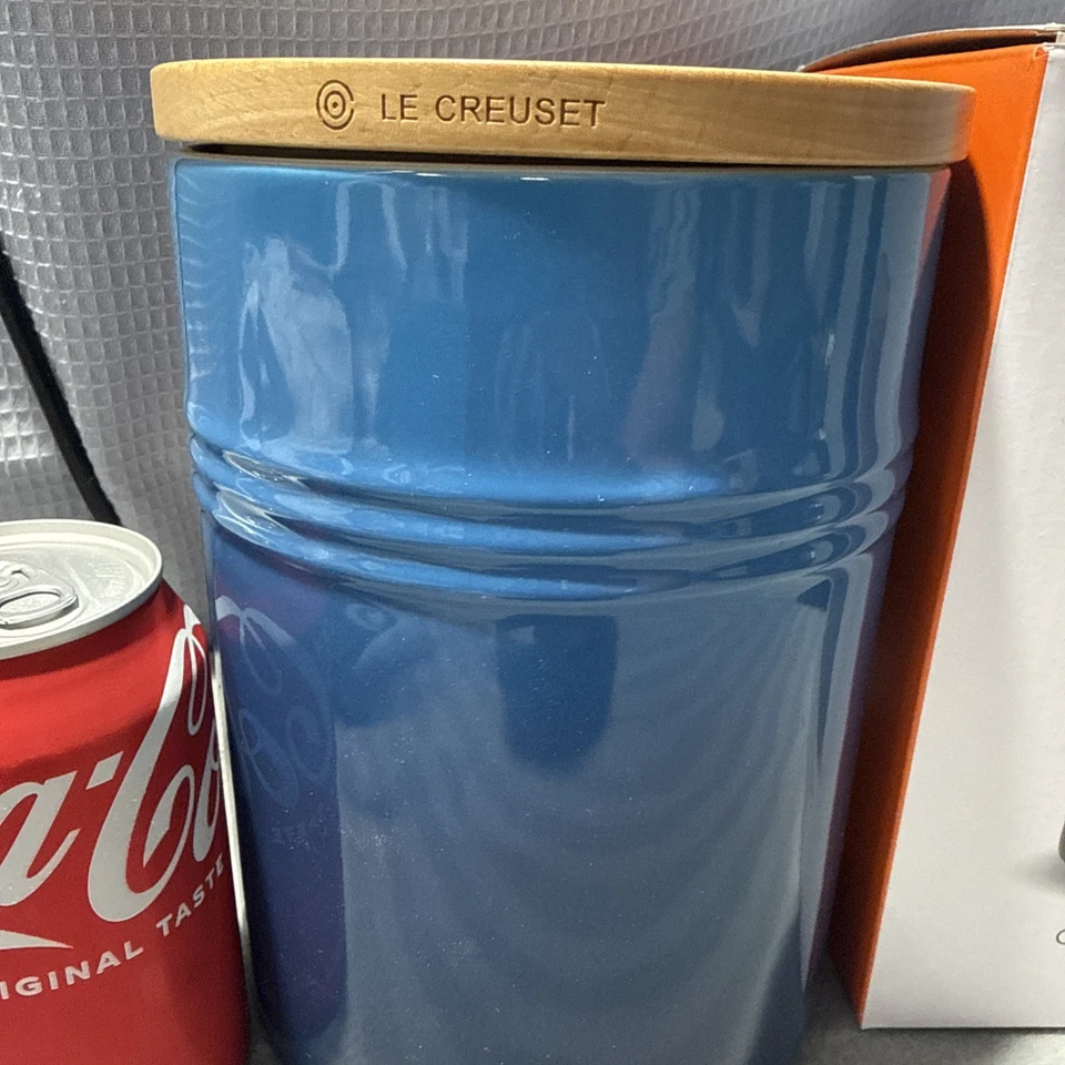 🔥RETIRADO Le Creuset 2,5 qt Gres Almacenamiento Bote Tapa Madera Azul Marsella Foto 3 de 4