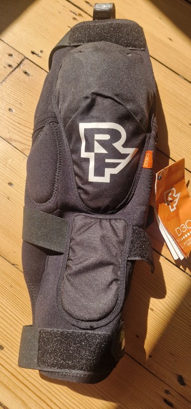 SINGLE LEFT ONLY. Race Face D30 Knee guard Gard. XL LEFT only new.