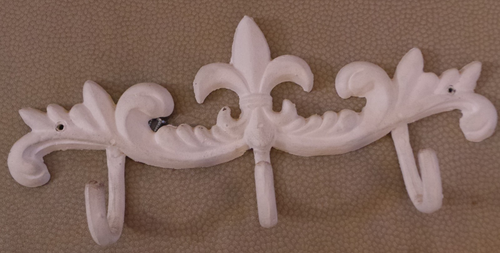 Chapeau manteau mural vintage Fleur De Lis 3 crochets fer blanc 12 1/2" x5 1/2" très bon état - Photo 1/5