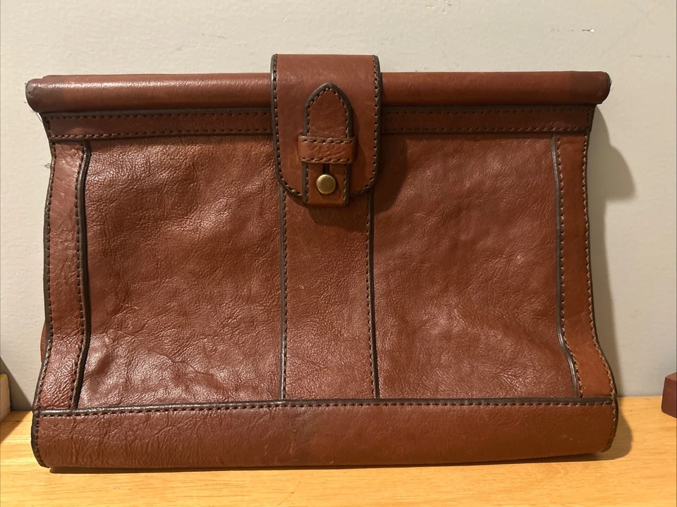 Bolso sin asas de cuero marrón fósil sobre magnético Foto 4 de 4