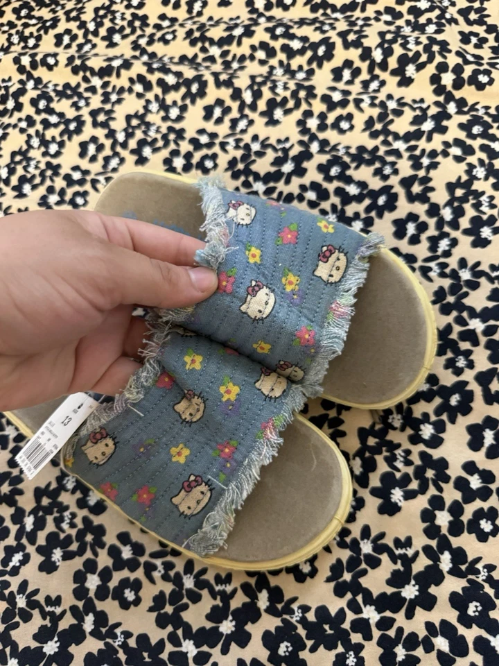 Zapatillas Hello Kitty stock muerto Foto 2 de 3