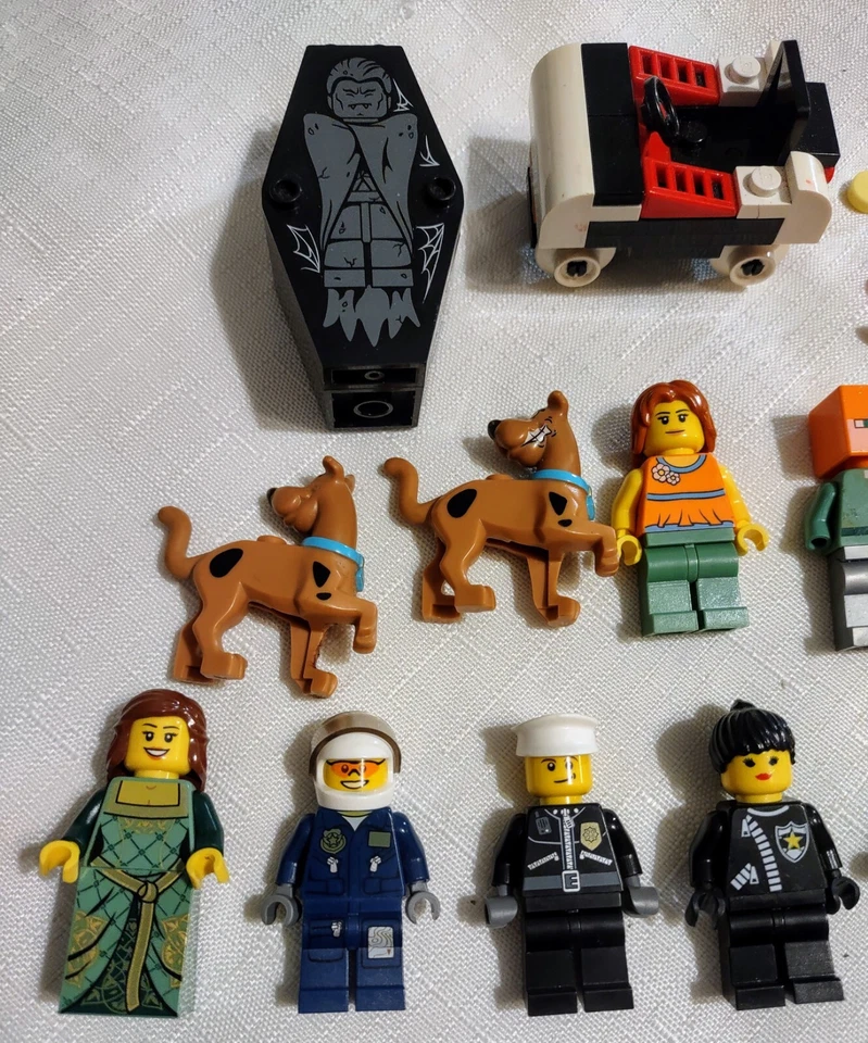 Lego 19 Figure Lot With Misc. Accessories, Kings Joust,Harry Potter, Scooby Doo - Image 2 of 4