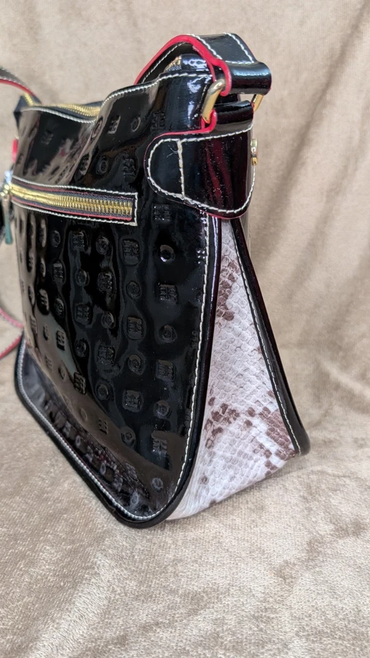 Cartera Bandolera ARCADIA Diseño Texturizado Negro Charol Foto 3 de 4