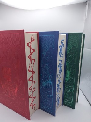 Signed  Illumicrate Hardback Set The Green Bone Saga Fonda Lee Sprayed Edges 