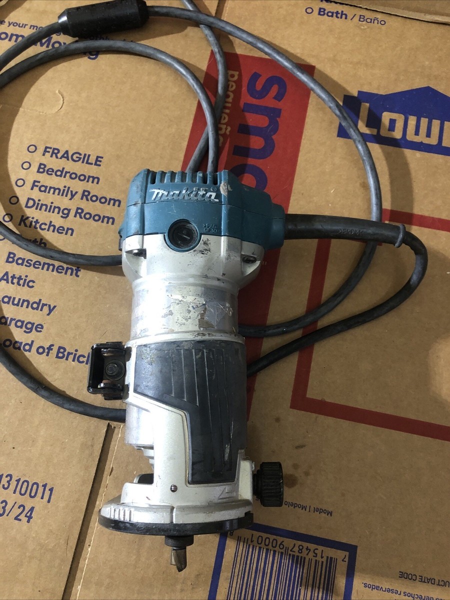 Makita RT0700C router