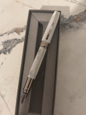 Stylo plume Visconti Venus en marbre blanc plume M garnitures chromées.