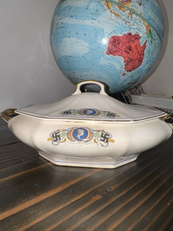 Crest China C-25 Octagonal Soup Tureen w/ Lid White/Gold/Blue Cameo 22oz