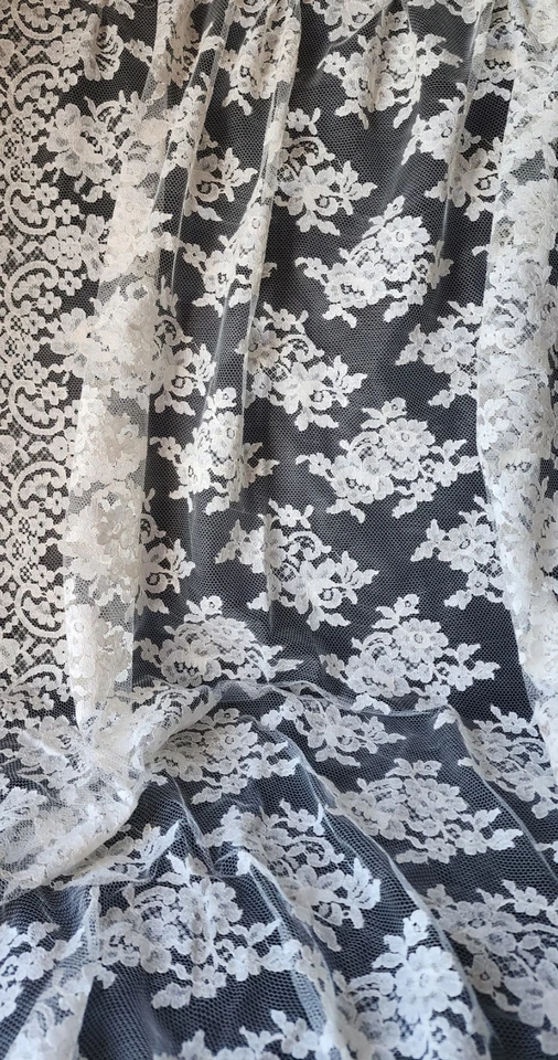 Exquisita tela de encaje Chantilly francés - mezcla de algodón marfil, 3+ yardas Foto 2 de 4