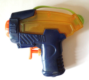 Vintage Distressed 2008 BUZZ BEE TOYS Multicolor Water Gun 4 Parts or Repair (a)