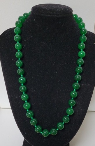 Knotted 46cm Imperial Green Malaysian Jade Quartz Stone 10mm Bead Necklace