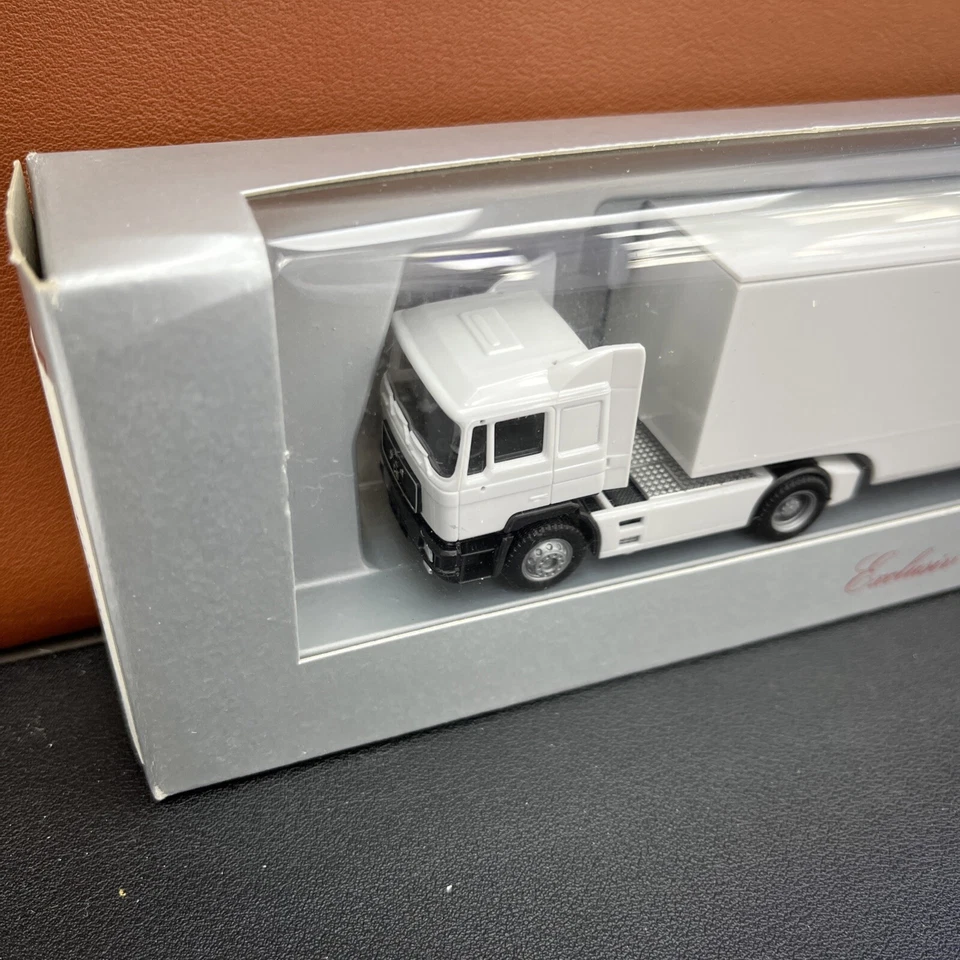 Camión Herpa MAN F90 blanco Artic Z2 Foto 2 de 4