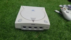 Sega Dreamcast Video Game Console Bundle