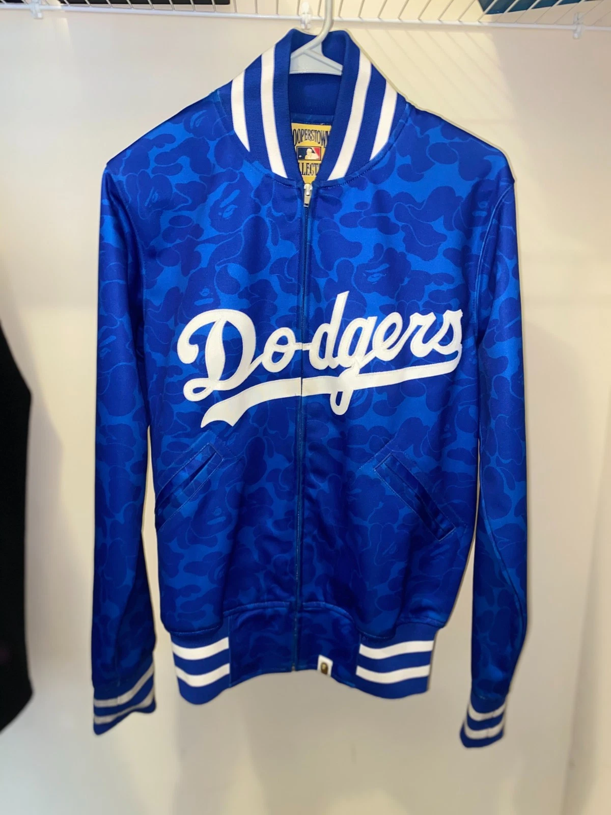 A BATHING APE (BAPE) Giacca BAPE x Mitchell & Ness Los Angeles Dodgers (piccola)