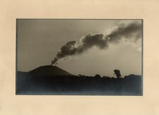 photo beau tirage c. 1930 Fumée de volcan - paysage éruption volcanique soleil