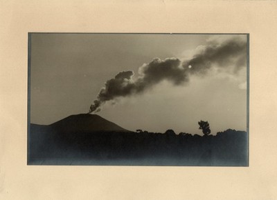 foto schöner abzug c. 1930 Vulkanrauch - Landschaft Vulkanausbruch Sonne