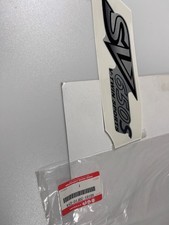 NEW GENUINE SUZUKI SV650S K2 FRONT COWL SIDE EMBLEM STICKER SIL 68181-20F10-GY4
