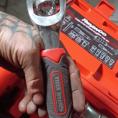 Tiger Wrench Universal Multi-Functional Socket Wrench Steel Red Black Silver