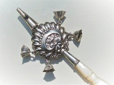 BEAU HOCHET SIFFLEUR ANCIEN XIXème en ARGENT avec MANCHE en NACRE / Lg 14cm