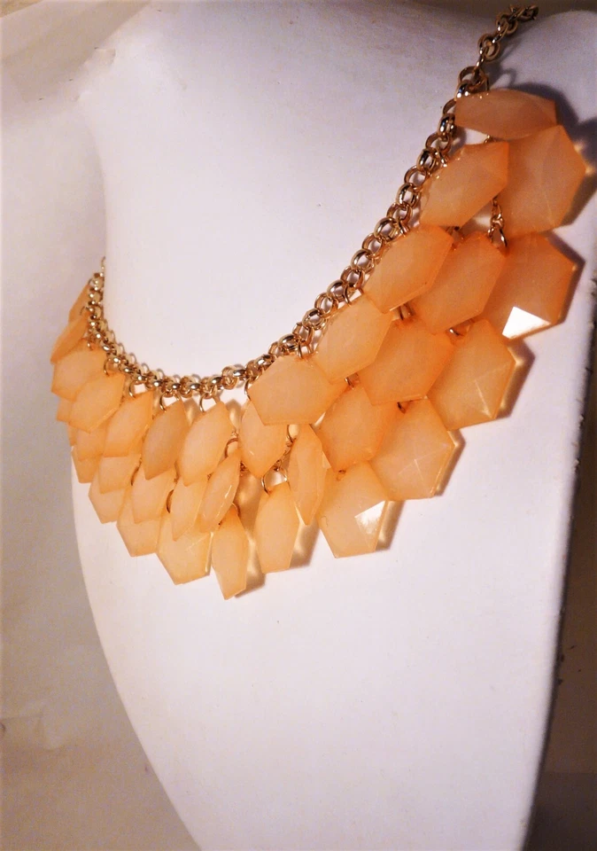 Colar Forever 21 Beachy Summer Statement Bib em pêssego e ouro - Imagem 3 de 4