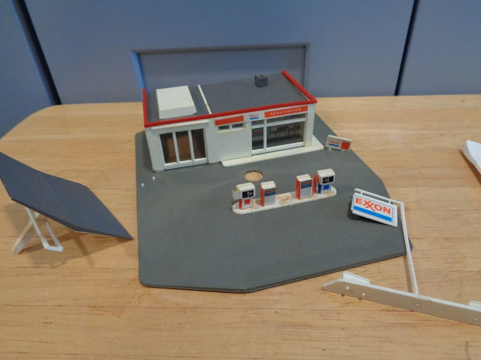 1980'S TYCO #7757B HO Scale EXXON GAS STATION BUILT UP WITH ORIGINAL BOX - Image 3 of 4