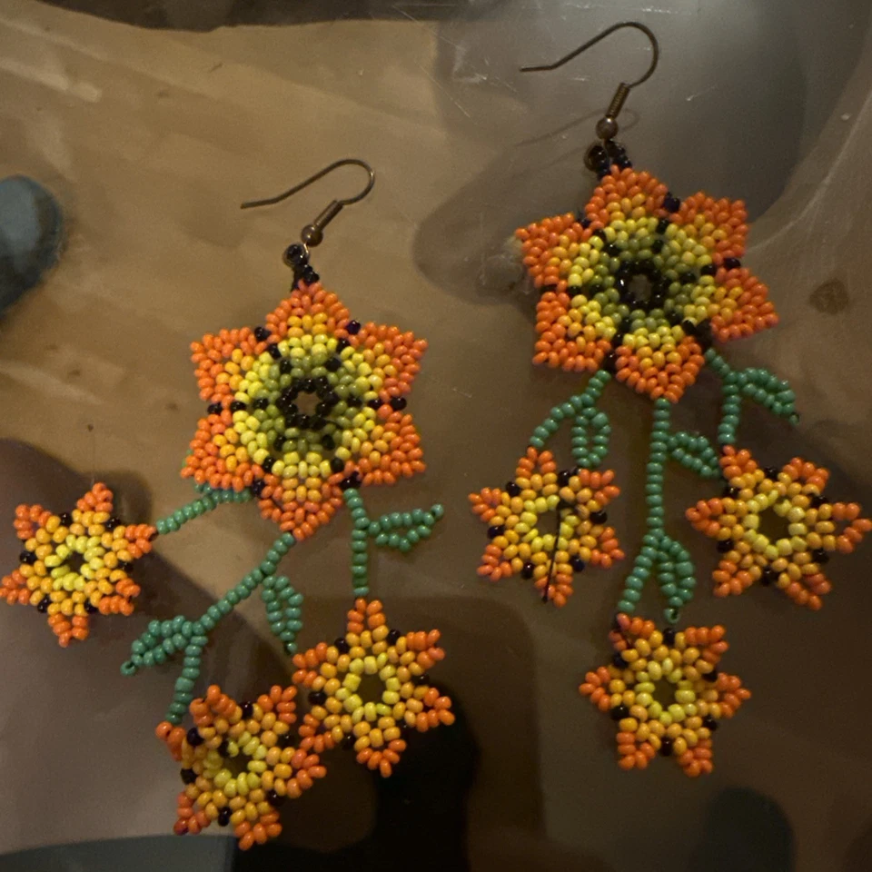 Beautiful Native American Style Beaded Earrings / Flower Earrings - Image 4 of 4