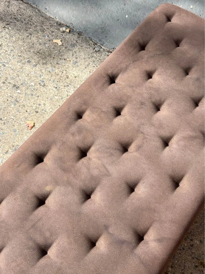 Banco Sandwich Helado, 48L, 17.5H, 20D, Lona Marrón y Vinilo Blanco, Nueva York Foto 4 de 4