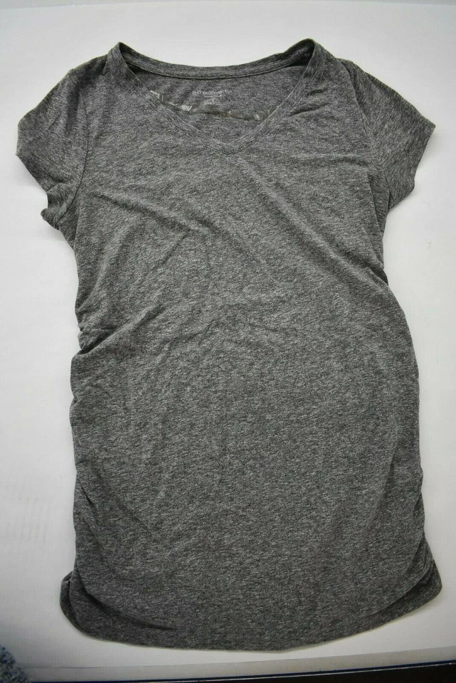 2 camisetas listradas Liz Lange maternidade feminina gola V manga curta ajuste confortável P - Imagem 3 de 4