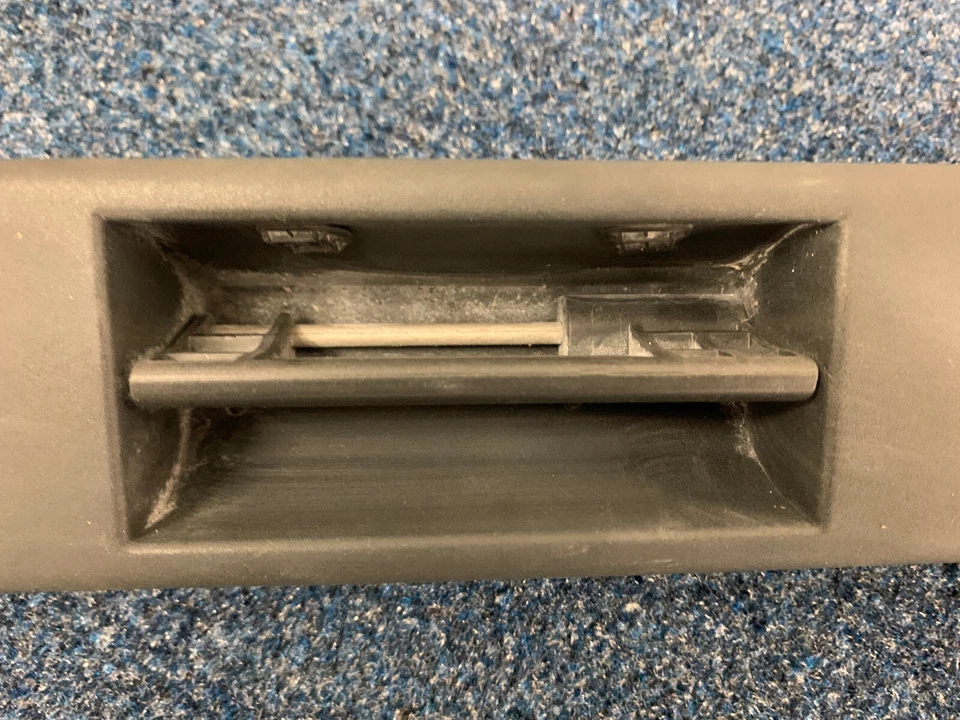 03-14 Volvo XC90 Rear Tail Gate Release Handle 31253018 - Image 2 of 4