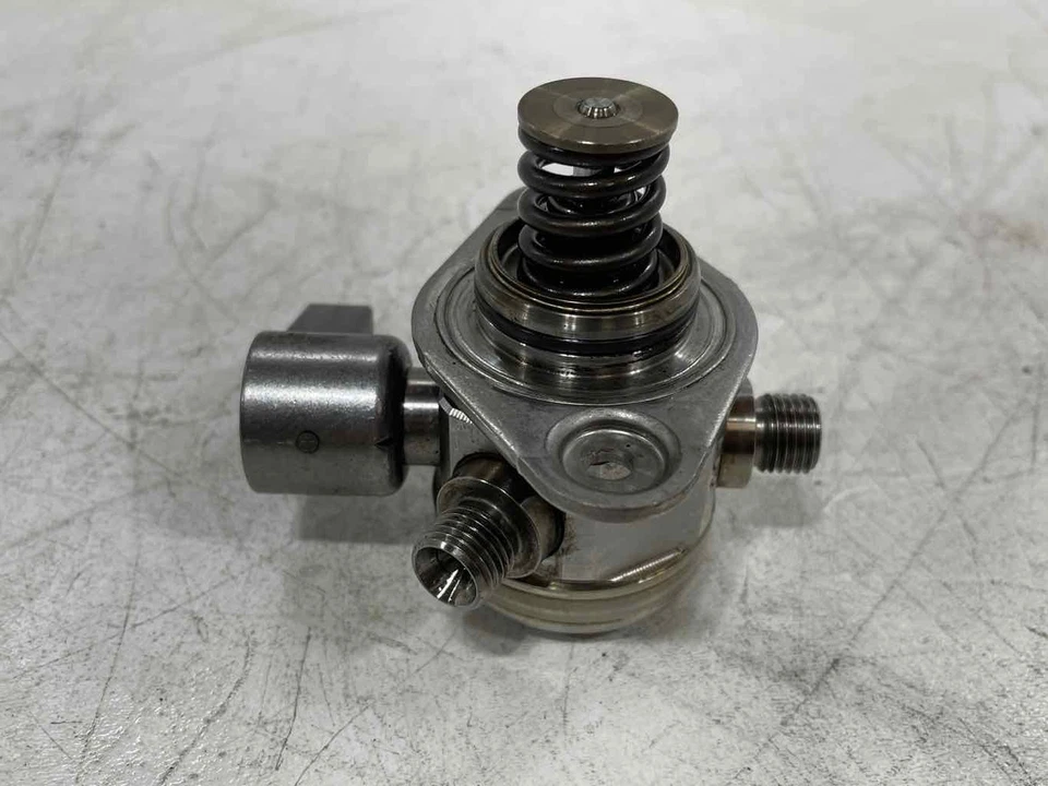 BMW X5M 2010-2013 4,4 L doble turbo bomba de combustible de alta presión 7595339 OEM Foto 2 de 4